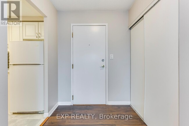 135-135 Hillcrest Ave in Mississauga, ON - Building Photo - Building Photo