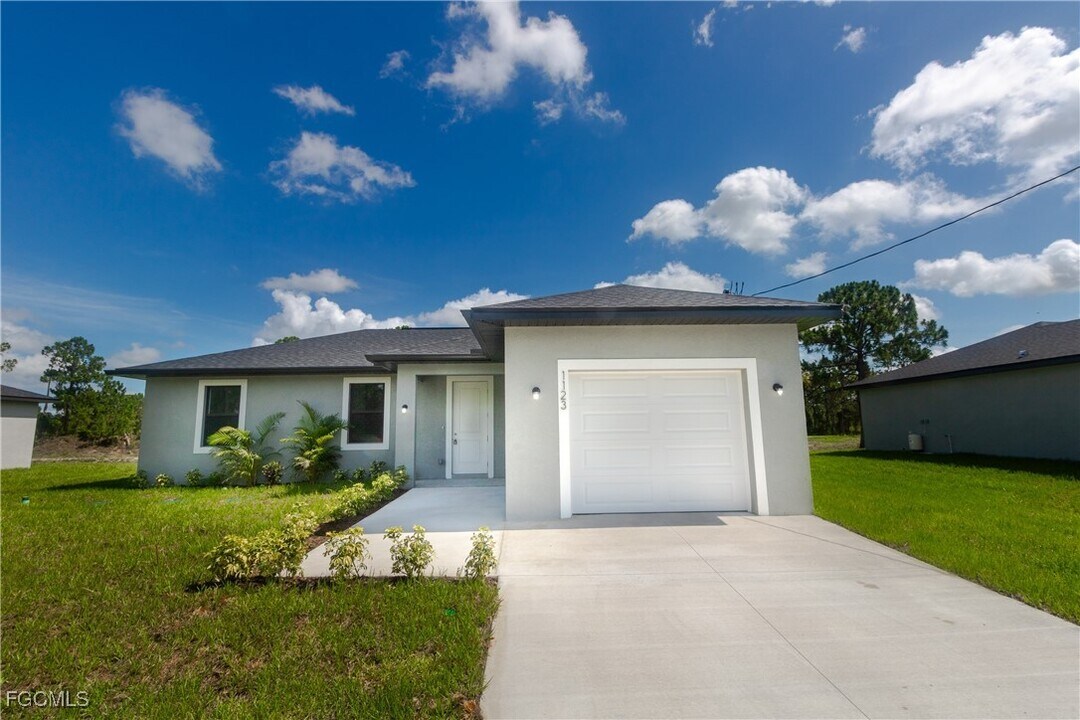 1123 Deauville St E in Lehigh Acres, FL - Building Photo