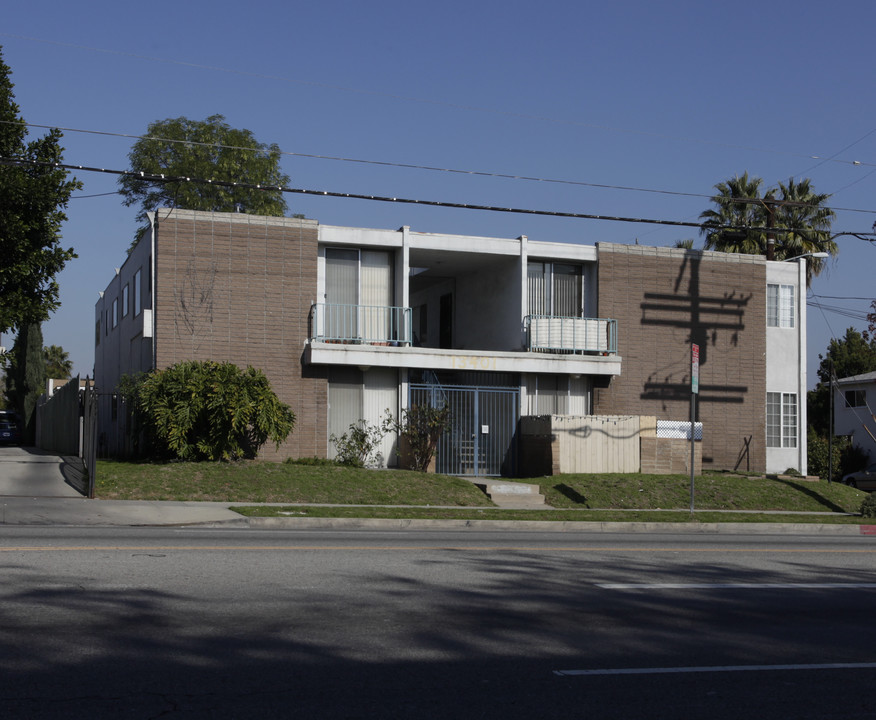 Victory Varna in Van Nuys, CA - Foto de edificio