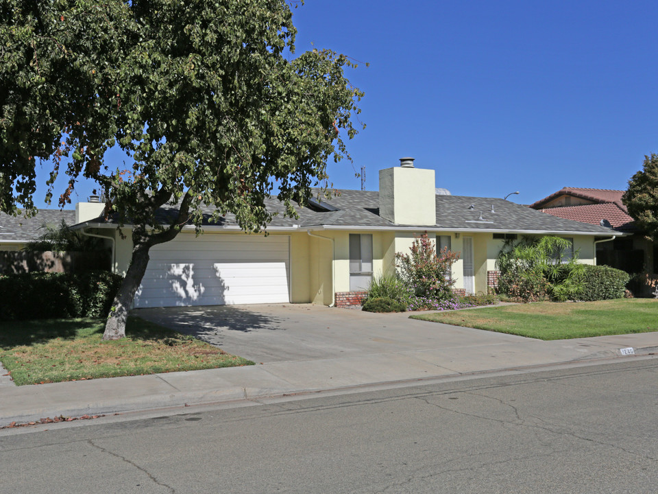 1240 Pierce Dr in Clovis, CA - Building Photo