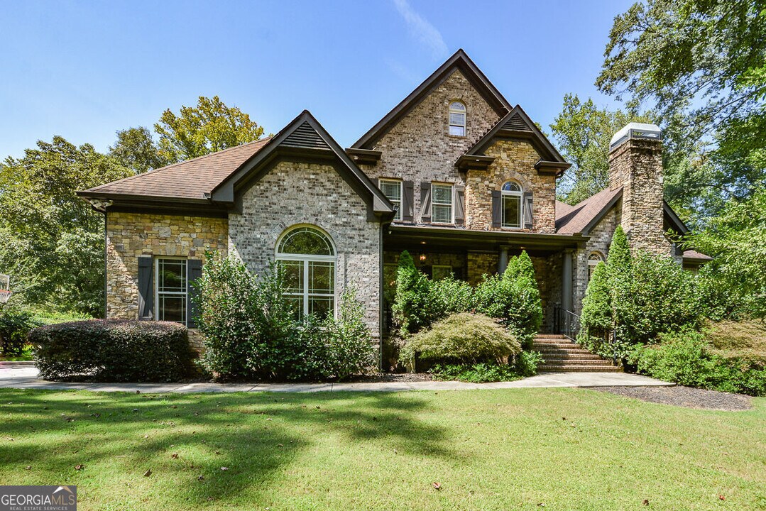 2210 Spalding Dr in Sandy Springs, GA - Building Photo