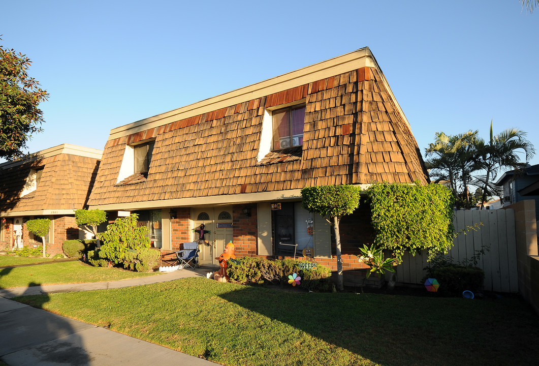 3591 Farquhar Ave in Los Alamitos, CA - Foto de edificio