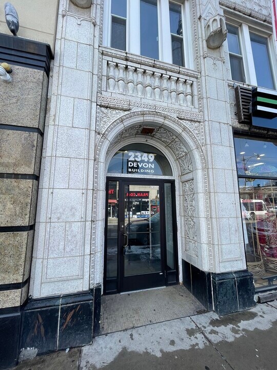 2349 W Devon Ave in Chicago, IL - Building Photo