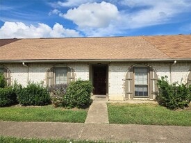 25 W Mountain Creek Dr in Grand Prairie, TX - Building Photo