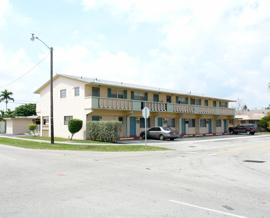 720 NE 7th St in Hallandale Beach, FL - Building Photo