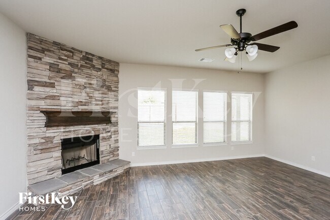 1572 Country Crest Dr in Waxahachie, TX - Foto de edificio - Building Photo