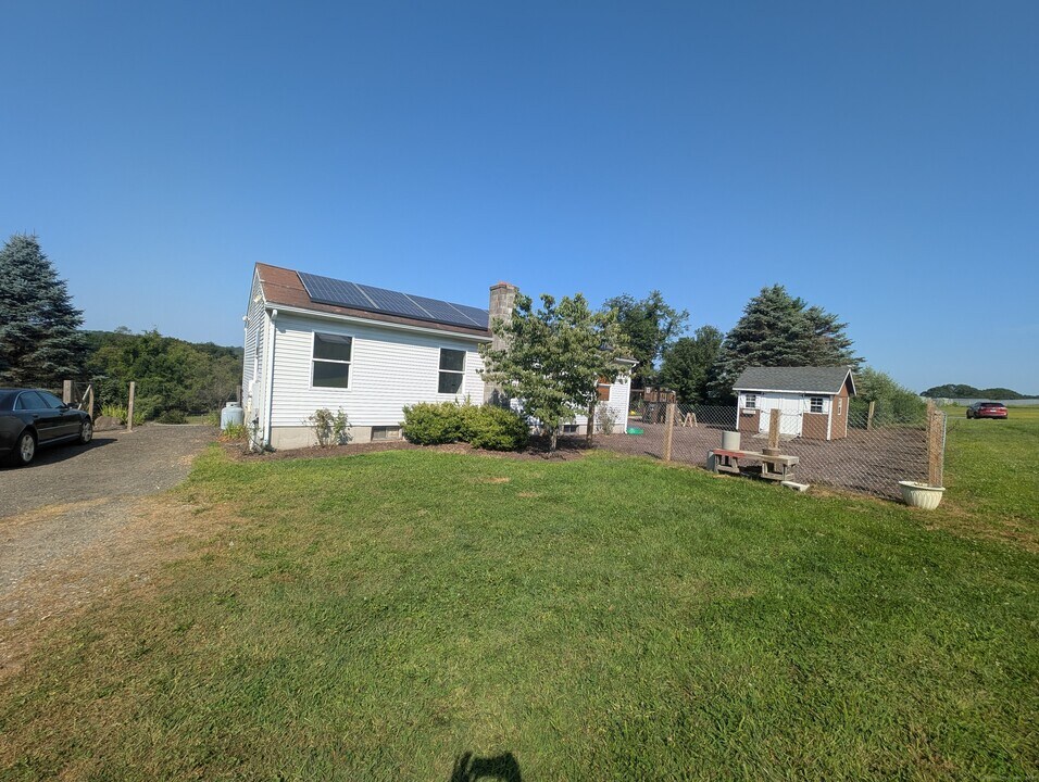 88 Thomson Rd in Bethlehem, CT - Building Photo