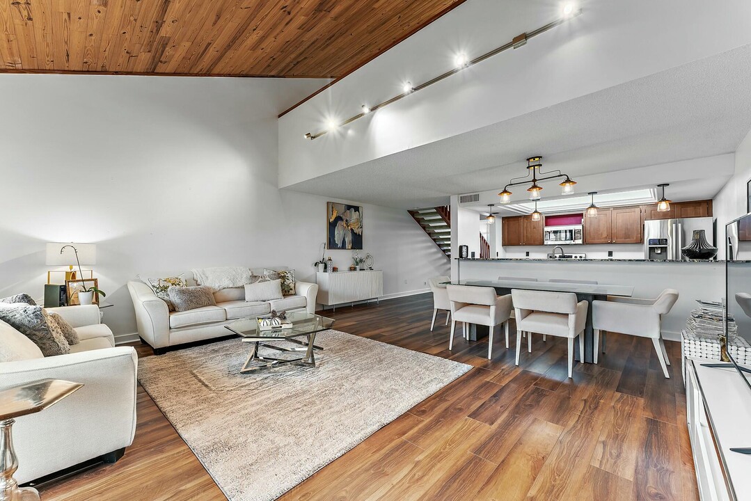 222 Old Meadow Way in Palm Beach Gardens, FL - Building Photo