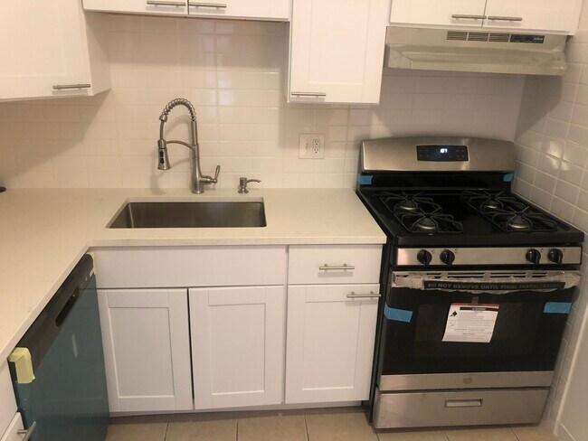 1706 Commonwealth, Unit 23 in Boston, MA - Foto de edificio - Building Photo