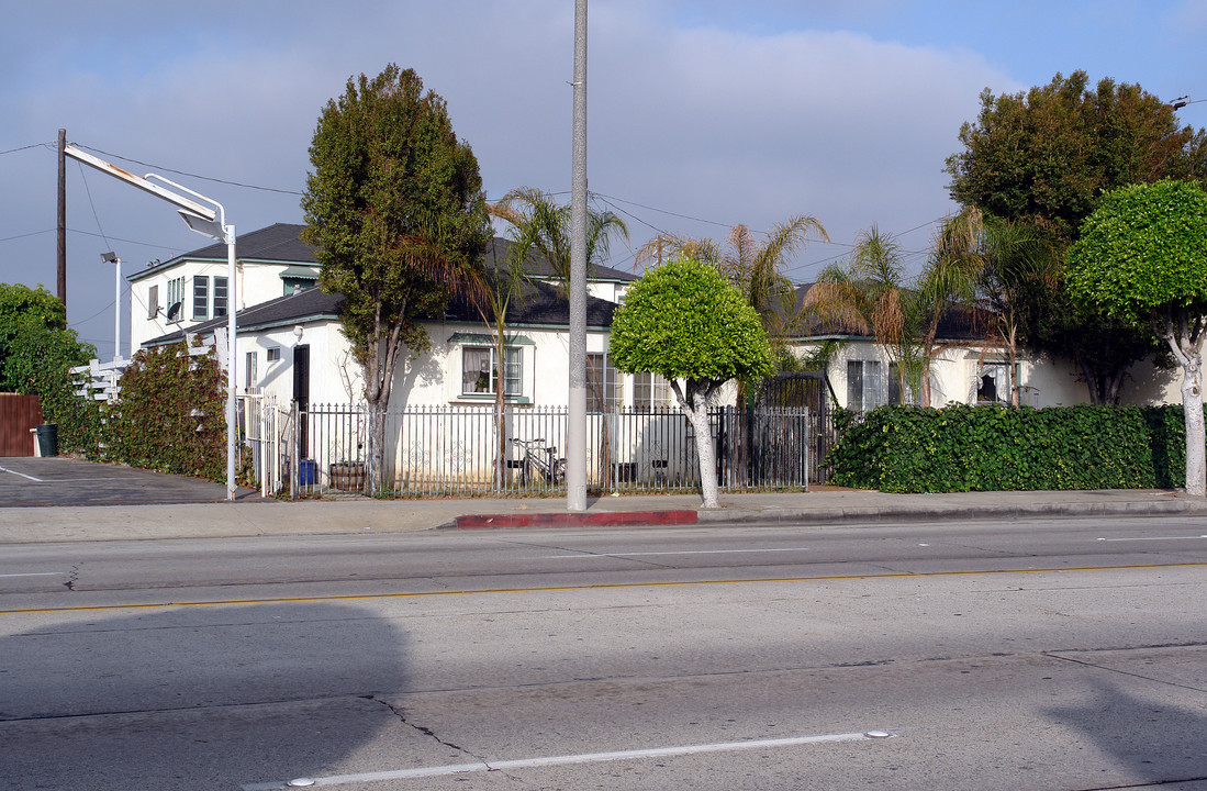 325 N La Brea Ave in Inglewood, CA - Building Photo