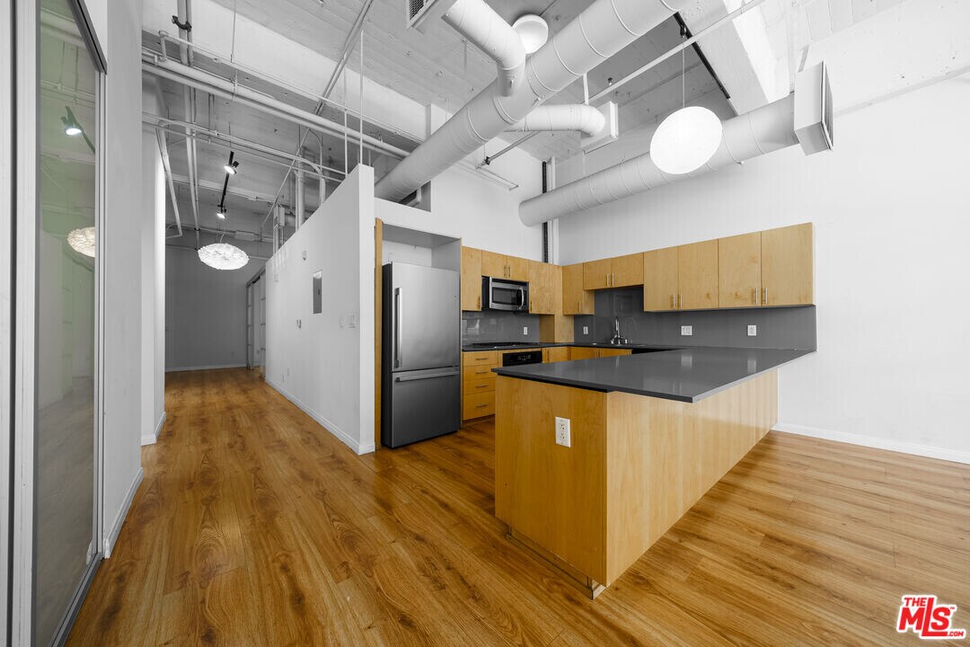 1130 Flower St in Los Angeles, CA - Building Photo
