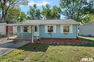 400 Lexington Heights Dr in Rochester, IL - Building Photo