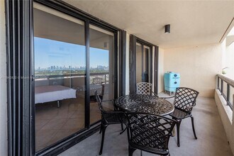 2555 Collins Ave in Miami, FL - Building Photo - Building Photo