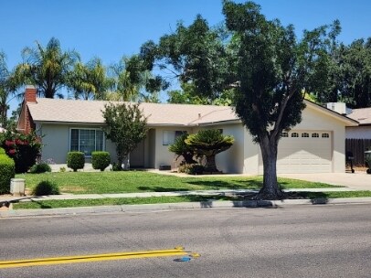 1666 E Sierra Ave in Fresno, CA - Building Photo