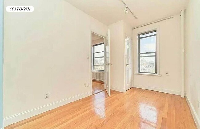 19 Commerce St in New York, NY - Building Photo - Building Photo