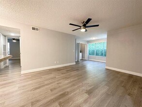 5124 Conroy Rd in Orlando, FL - Foto de edificio - Building Photo