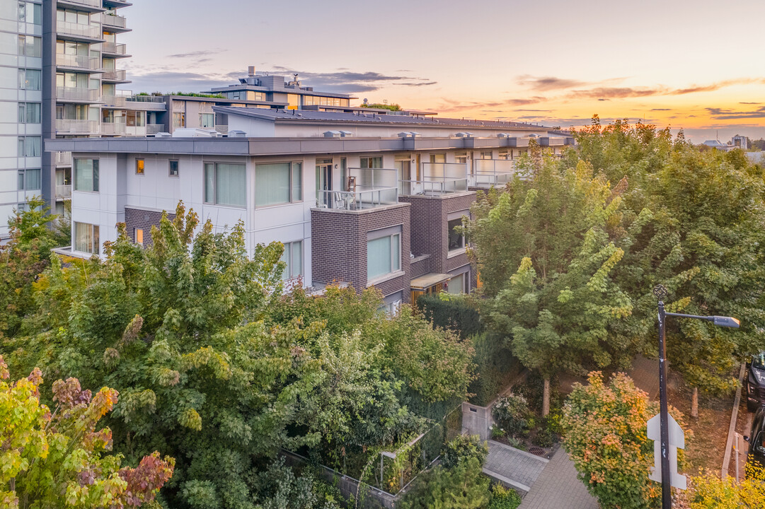 CentreBlock in Burnaby, BC - Building Photo