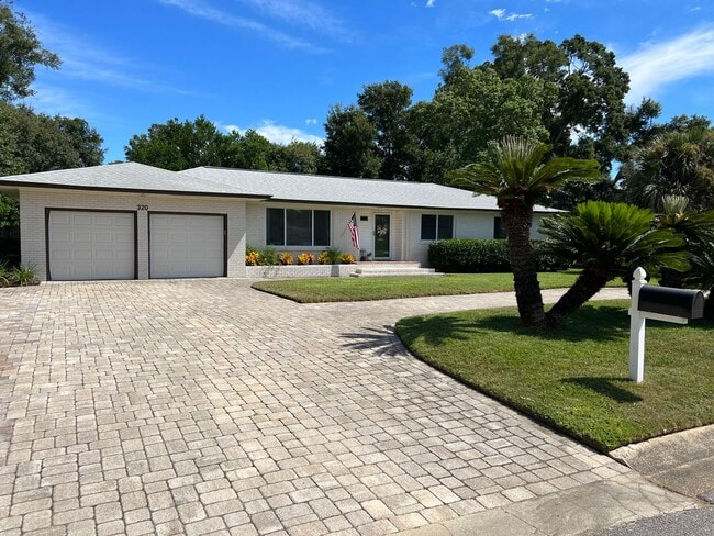 320 Gamarra Rd in Pensacola, FL - Building Photo - Building Photo