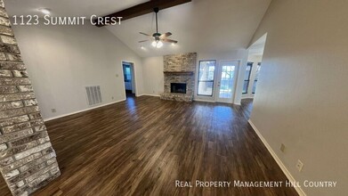 1123 Summit Crest in San Antonio, TX - Building Photo - Building Photo