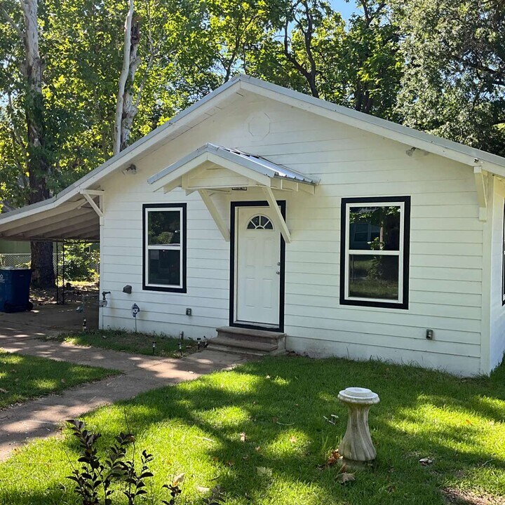 517 W Front St in Mineola, TX - Building Photo