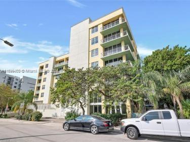 1350 NW 8th Ct in Miami, FL - Foto de edificio - Building Photo