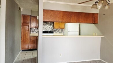 7313 Gulf Fwy, Unit 407 in Houston, TX - Foto de edificio - Building Photo