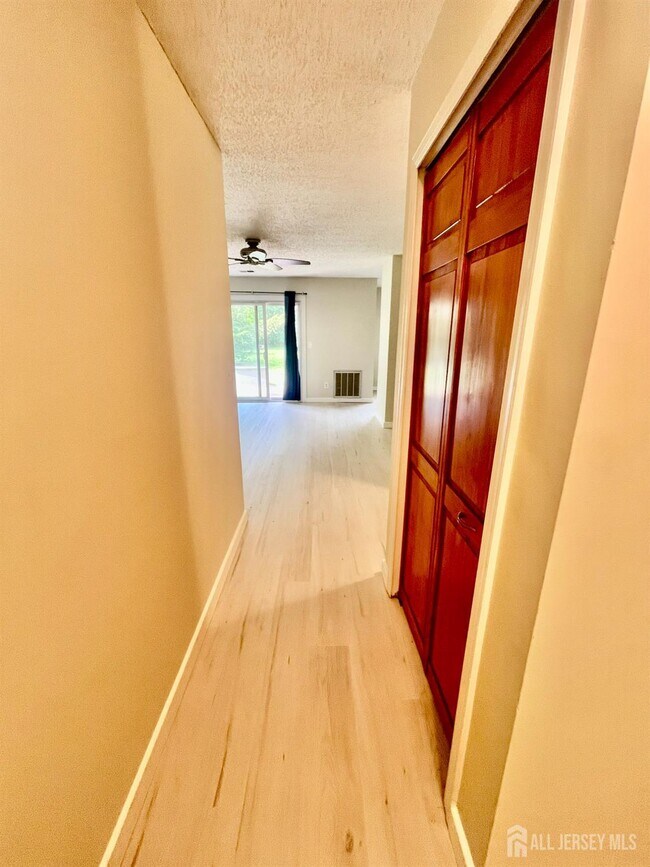 11 Tanglewood Ct in Monmouth Junction, NJ - Building Photo - Building Photo