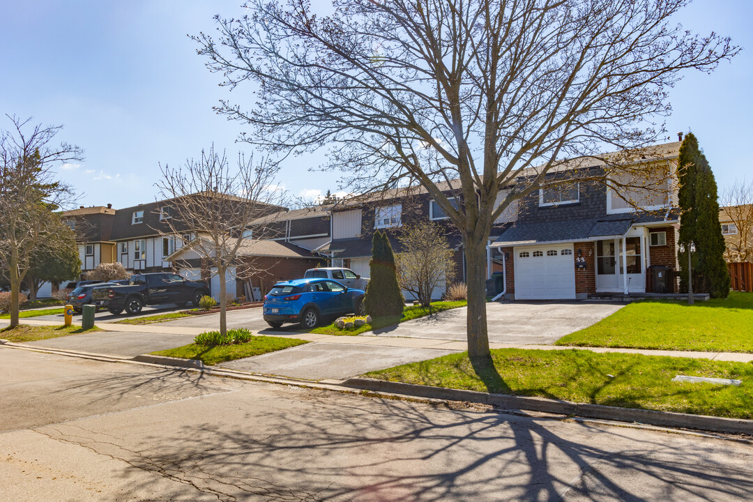 37 Phalen Cres in Toronto, ON - Building Photo