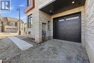 75 Jack Bowerbank Blvd in Oakville, ON - Building Photo - Building Photo