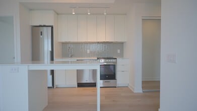 1660-1660 Bloor St W in Toronto, ON - Building Photo - Building Photo