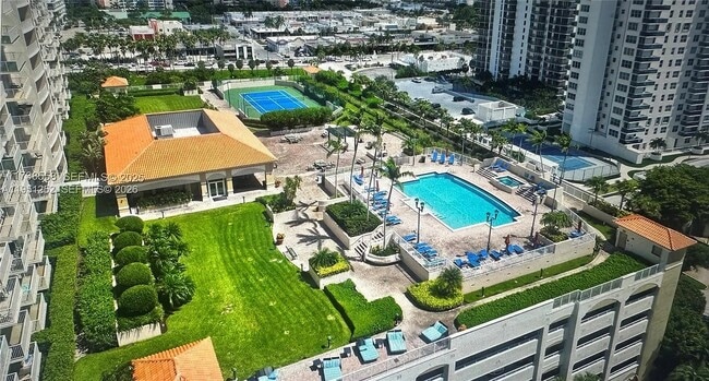 3020 NE 32nd Ave, Unit 817 in Fort Lauderdale, FL - Foto de edificio - Building Photo