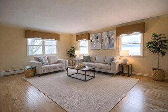 18 Strathmore Village Dr in Centereach, NY - Foto de edificio - Building Photo