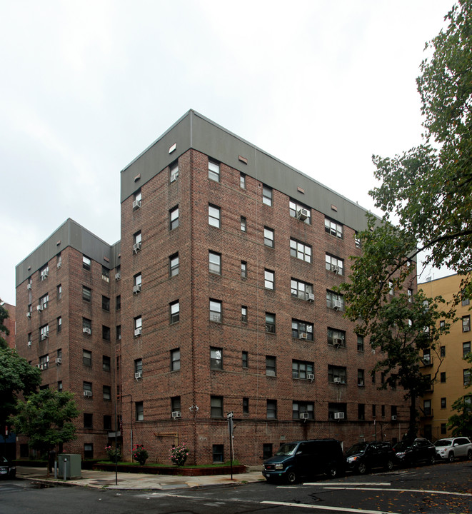 83-55 Austin St in Kew Gardens, NY - Foto de edificio