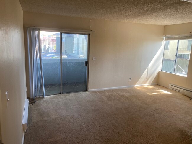 1333 N Camino Alto, Unit 213 in Vallejo, CA - Foto de edificio - Building Photo