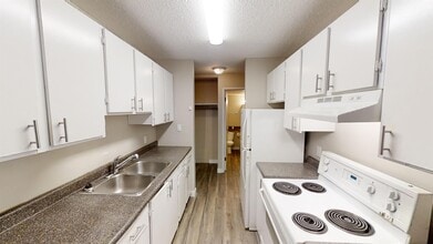 10028-10105 105 Ave in Grande Prairie, AB - Building Photo - Building Photo