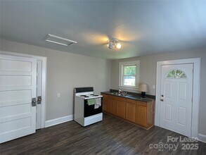 904 Harrill St in Charlotte, NC - Building Photo - Building Photo