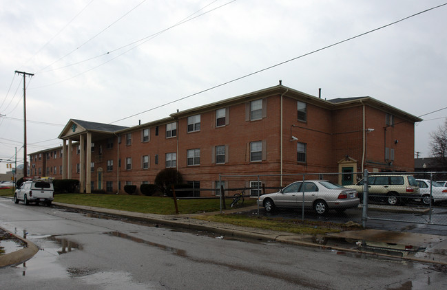 Valleston Manor in Toledo, OH - Building Photo - Building Photo