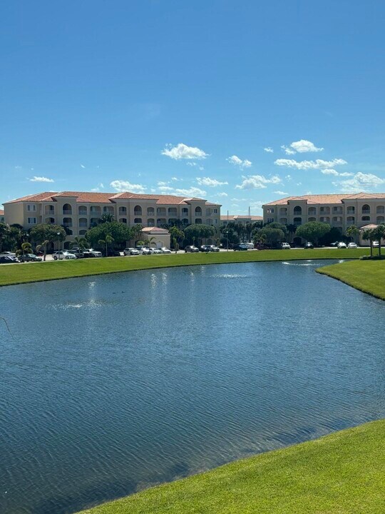 2 Harbour Isle Dr E in Fort Pierce, FL - Building Photo
