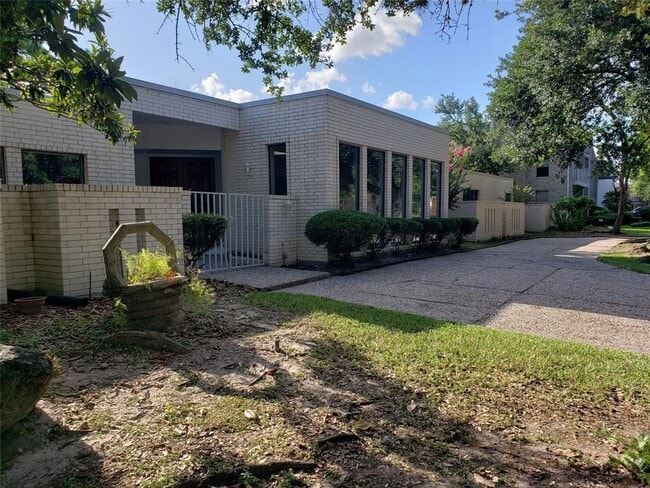 property at 10738 Villa Lea Ln