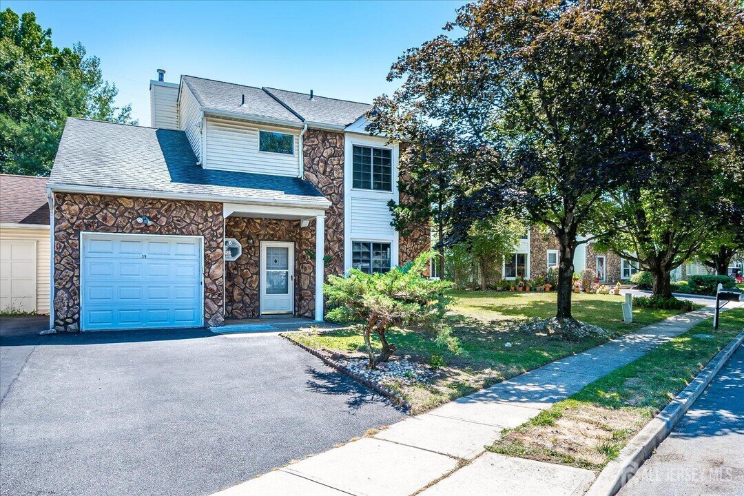 39 Jeffrey Cir in Dayton, NJ - Building Photo