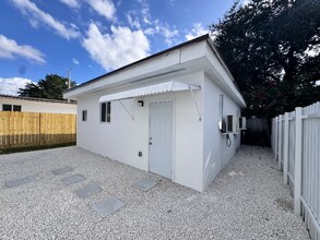 1720 NW 34th Ave in Miami, FL - Foto de edificio - Building Photo