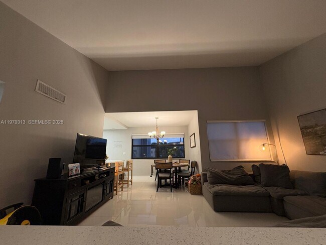 10280 NW 9th St Cir in Miami, FL - Building Photo - Building Photo