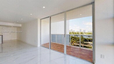 3625 N Country Club Dr in Aventura, FL - Building Photo - Building Photo