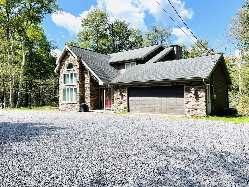 157 Main St in Gouldsboro, PA - Building Photo
