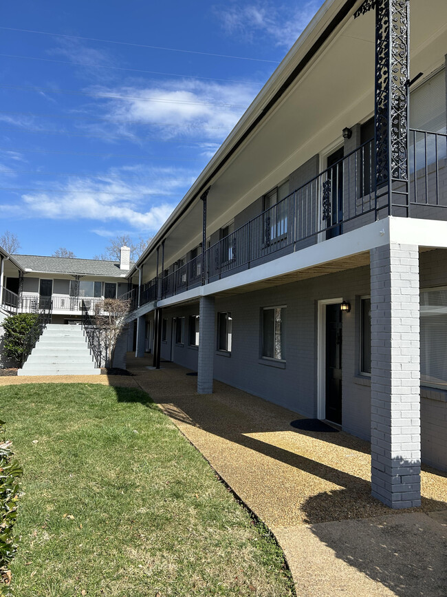 Crestview Apartments in Charlottesville, VA - Foto de edificio - Building Photo