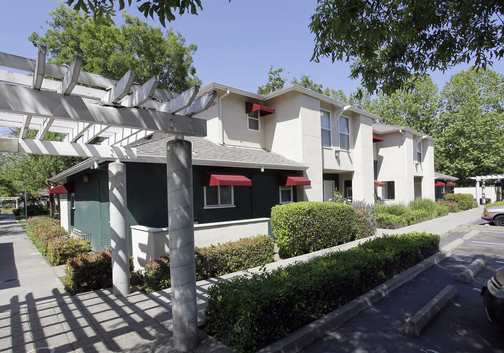 Fox Creek Apartments in Davis, CA - Building Photo