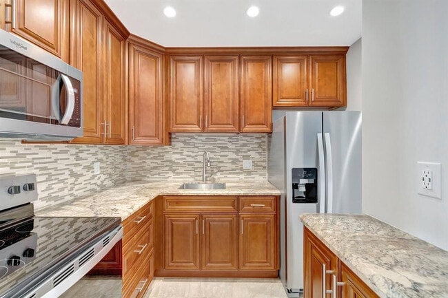 2400 NE 33rd Ave in Fort Lauderdale, FL - Building Photo - Building Photo