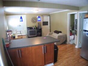 737 Village St, Unit #2 Upper Floor in Kalamazoo, MI - Foto de edificio - Building Photo