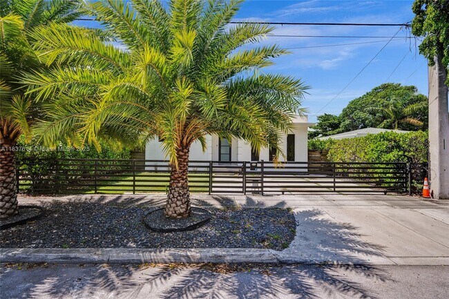 120 NW 41st St in Miami, FL - Foto de edificio - Building Photo