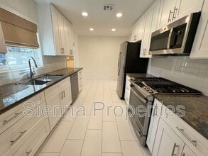 1304 Hillcrest Dr in Austin, TX - Building Photo - Building Photo